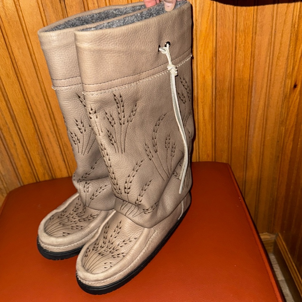 Manitobah Mukluks Boots Size 7 Canada Made 
Moccasin boots Grey 14”
